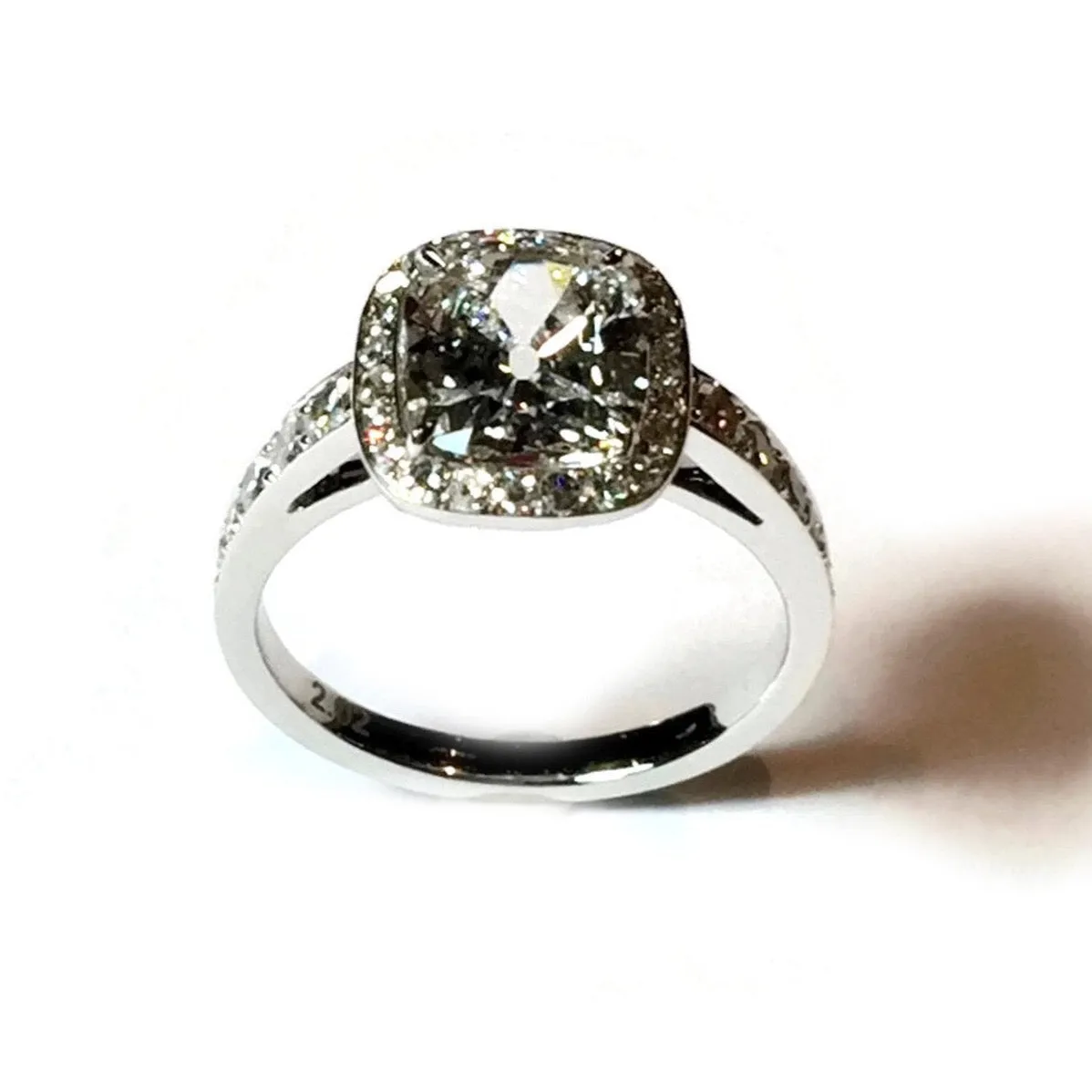 Eclat Jewels - Halo Ring with 1 Cushion-cut Diamond and 37 Round Diamonds, Platinum