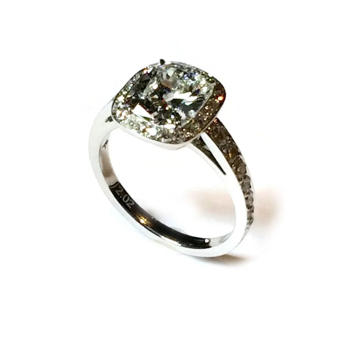 Eclat Jewels - Halo Ring with 1 Cushion-cut Diamond and 37 Round Diamonds, Platinum